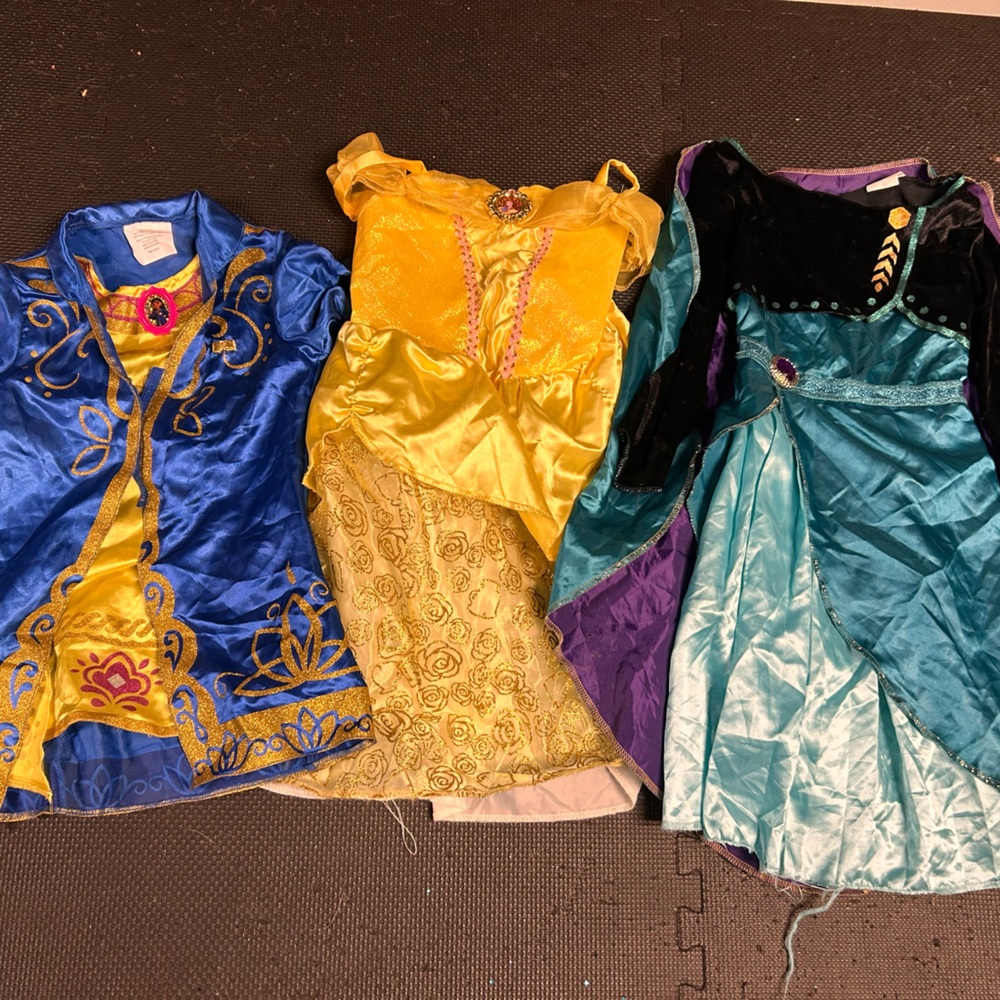 Lot of Disney dress up outfits, size 4-6X